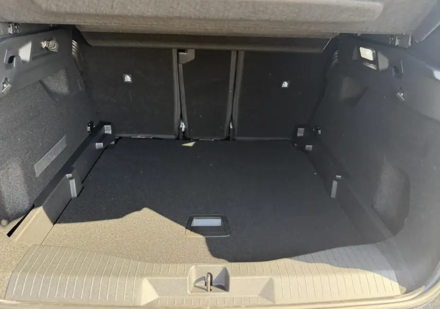 Coffre spacieux ouvert du Citroën C5 Aircross noir Perla, avec plancher plat et banquette arrière rabattue partiellement.