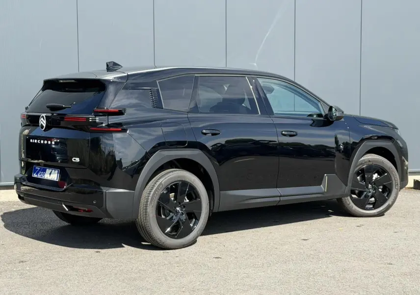 Vue 3/4 arrière droite du Citroën C5 Aircross noir Perla avec jantes alliage noires et feux arrière LED distinctifs.
