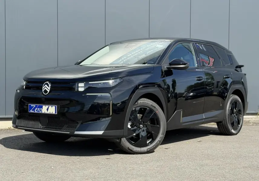 Citroën C5 Aircross noir Perla en 3/4 avant droit, avec jantes alliage noires et calandre distinctive.
