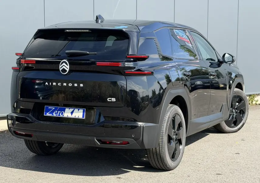 Vue 3/4 arrière droite du Citroën C5 Aircross noir Perla avec feux arrière LED et jantes alliage 19 pouces.