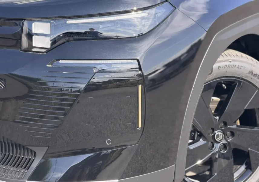 Gros plan sur l'avant droit noir Perla du Citroën C5 Aircross 2026, avec phare LED et jante alliage 19 pouces.