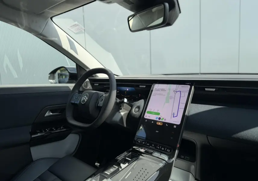 Vue intérieure côté conducteur du Citroën C5 Aircross noir Perla, avec grand écran tactile vertical et volant multifonctions.