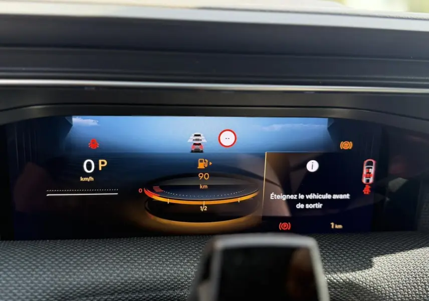 Affichage numérique du tableau de bord du Citroën C5 Aircross noir, indiquant 0 km/h et 90 km d'autonomie restante.