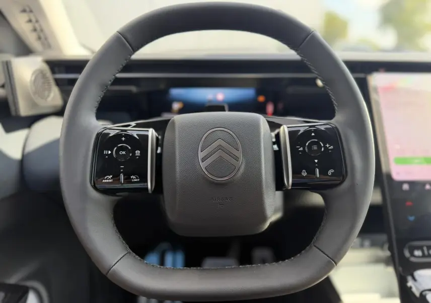 Volant noir multifonctions Citroën C5 Aircross 2026 avec commandes tactiles et palettes au volant visibles de face.