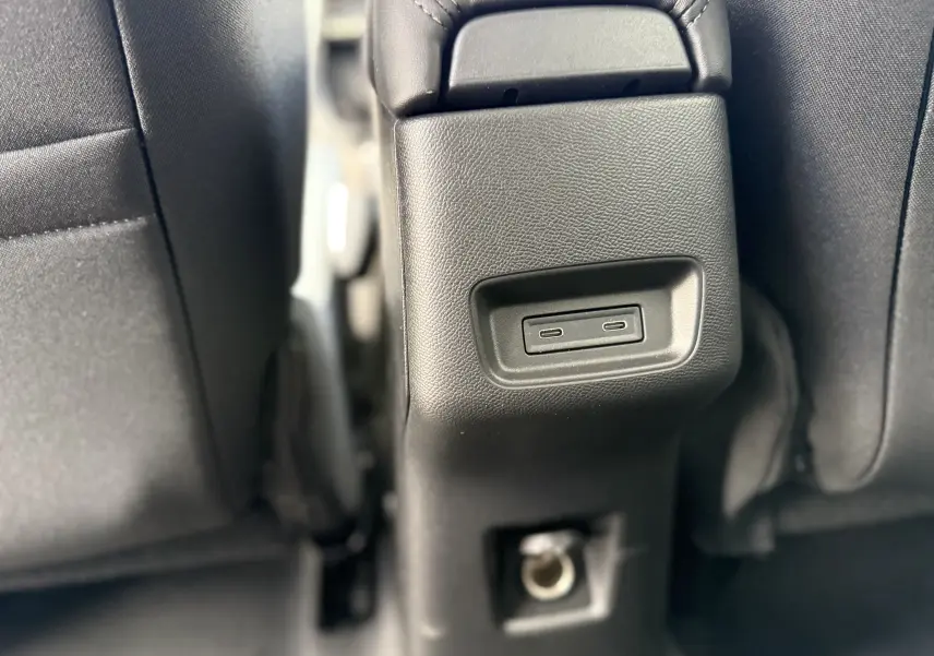 Vue rapprochée de la console centrale arrière du Citroën C3 Aircross 2026, avec ports USB-C et prise 12V visibles.