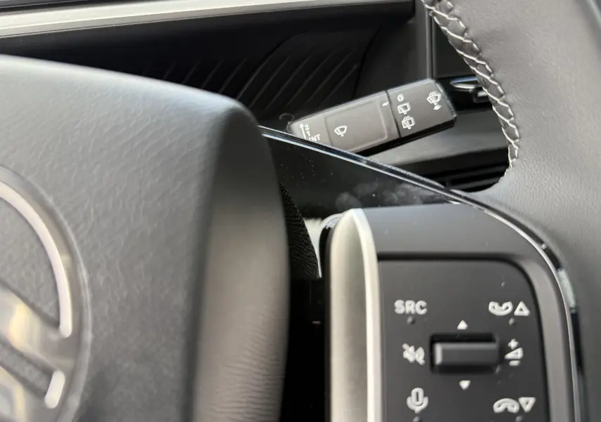 Détail du volant et des commandes au volant d'une Citroën C3 Aircross Hybrid 145 e-DSC6 Max, finition noire.