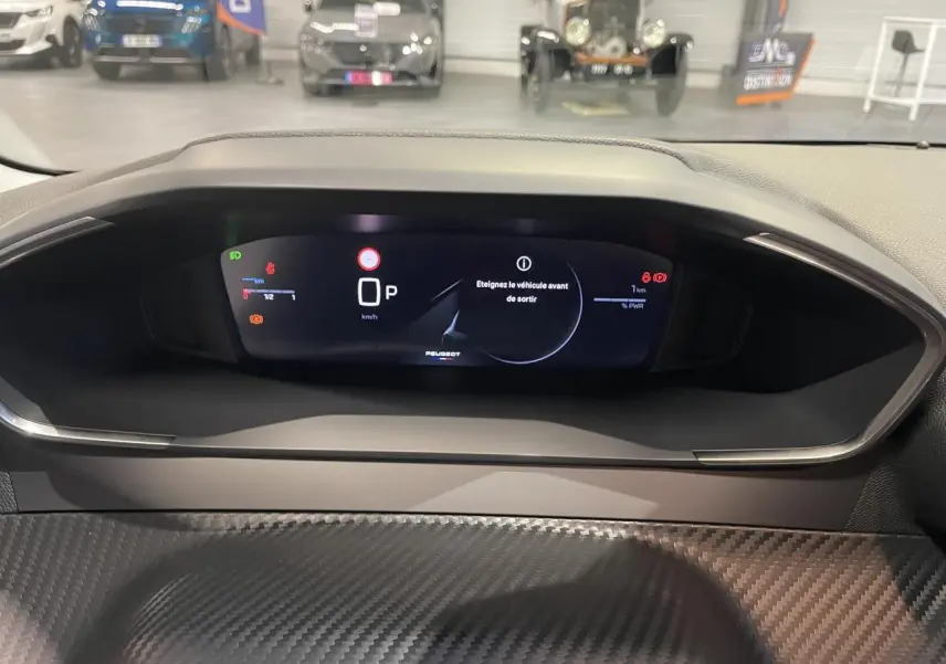 Vue de face du combiné numérique du tableau de bord Peugeot 208 1.2i Hybrid avec décor carbone Slush.