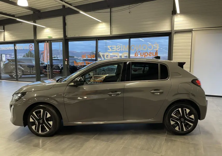 Profil droit de la Peugeot 208 hybride gris Selenium avec jantes alliage bi-tons et rétroviseurs noirs brillants.