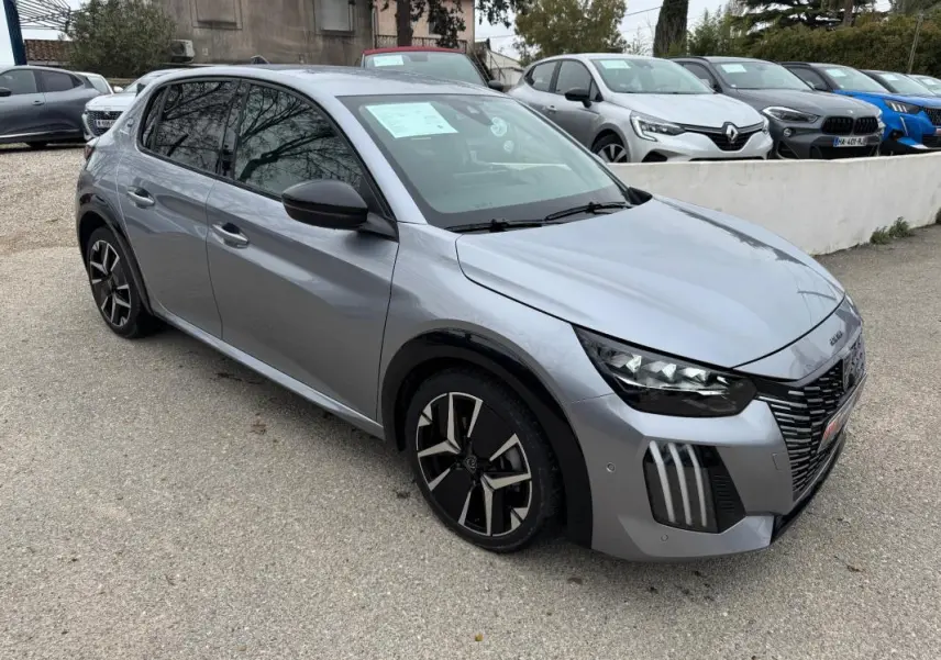 Peugeot 208 Hybrid gris vue 3/4 avant droit, jantes alliage 17 pouces et rétroviseurs noirs dégivrants.