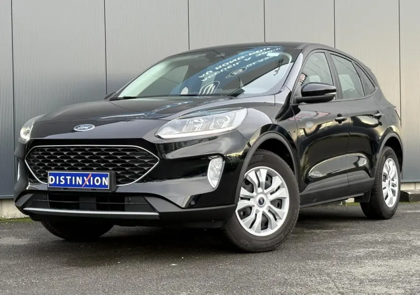 Ford Kuga 2024 noir obsidien en 3/4 avant droit, avec calandre hexagonale et jantes argentées.