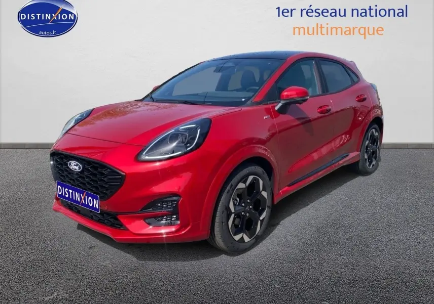 Ford Puma rouge métallisé vu en 3/4 avant droit avec jantes noires et toit ouvrant panoramique visible.