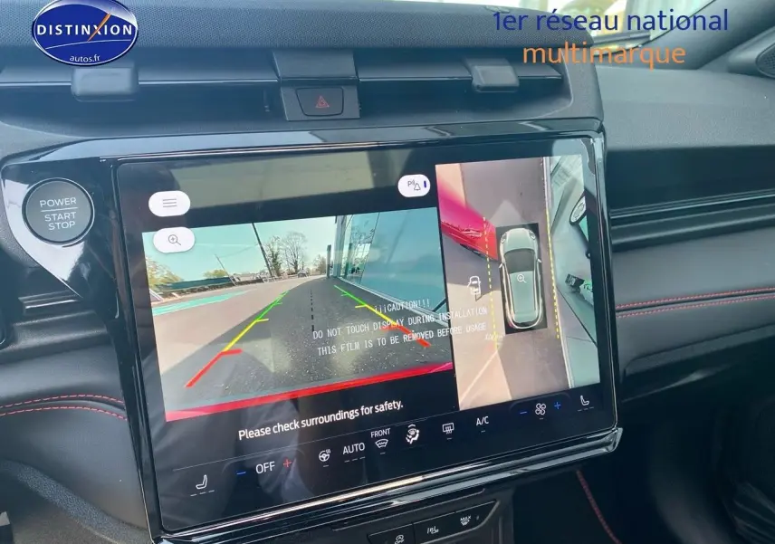 Écran tactile central affichant la caméra de recul et vue à 360° dans l’habitacle d’une Ford Puma rouge.
