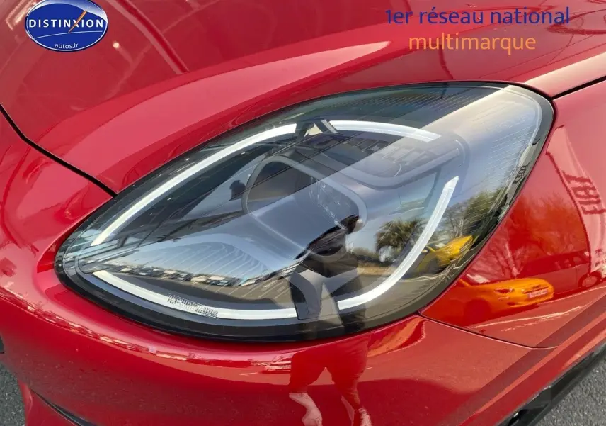 Gros plan sur le phare avant droit du Ford Puma rouge Fantastic Métallisée Premium, mettant en valeur son design LED moderne.