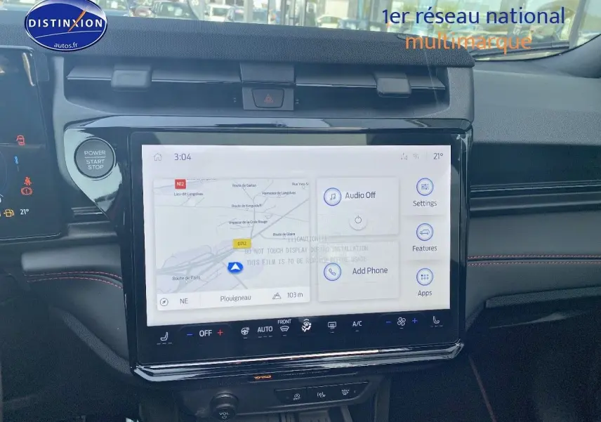 Tableau de bord intérieur de Ford Puma rouge, vue centrée sur l’écran tactile multifonction avec navigation affichée.