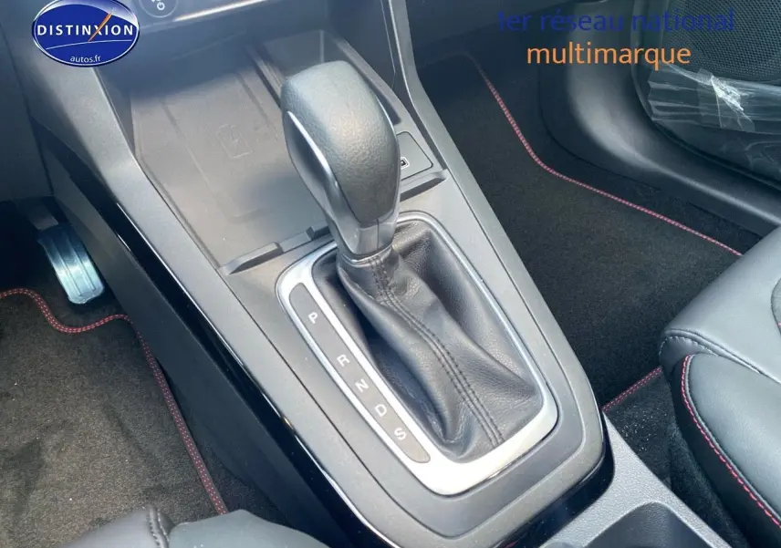 Le levier de vitesses automatique en cuir noir de la Ford Puma 2026, avec surpiqûres rouges visibles sur les sièges.