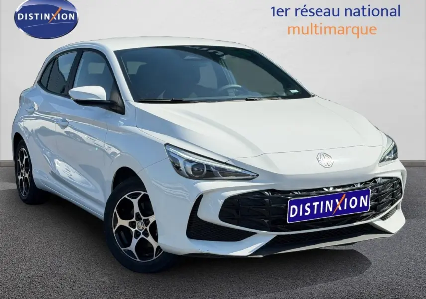 MG3 1.5 Hybrid+ 195ch blanc en 3/4 avant droit avec jantes alu noires et calandre noire distinctive.
