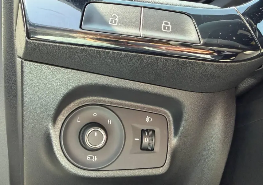 Détail du panneau de réglage des rétroviseurs et des phares dans l’habitacle noir du MG3 1.5 Hybrid+ 2025.