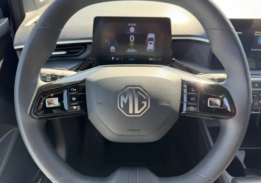 Vue rapprochée du volant noir multifonction MG Motor MG3 2025 avec écran digital et commandes intégrées.