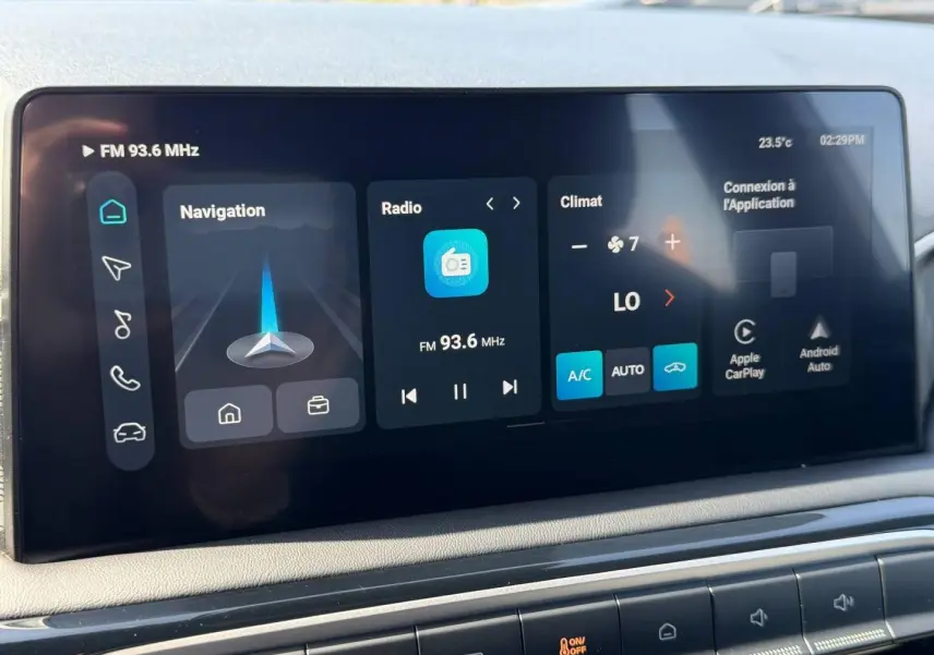Écran tactile central du MG3 1.5 Hybrid+ 2025 affichant navigation, radio FM et réglages climatisation.
