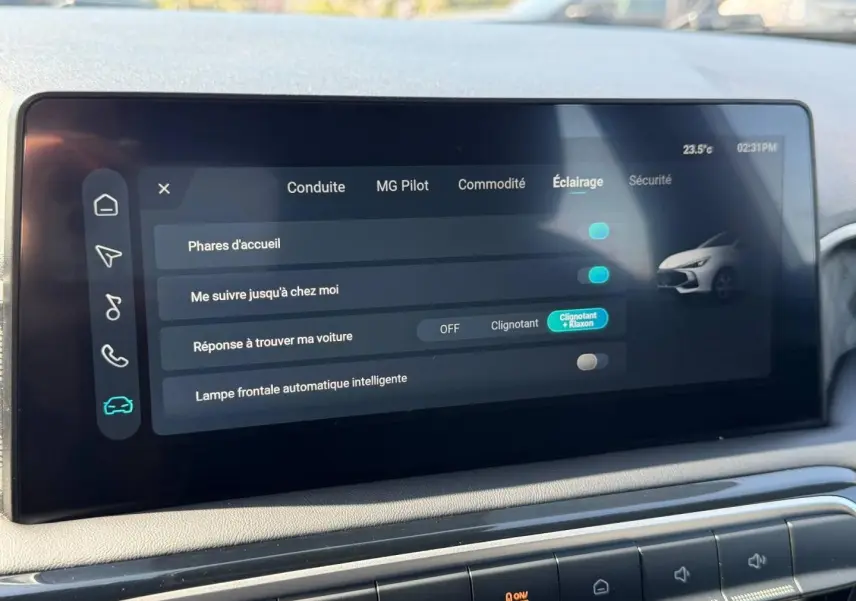 Écran tactile intérieur du MG3 2025 affichant les réglages d'éclairage avec une interface moderne et claire.