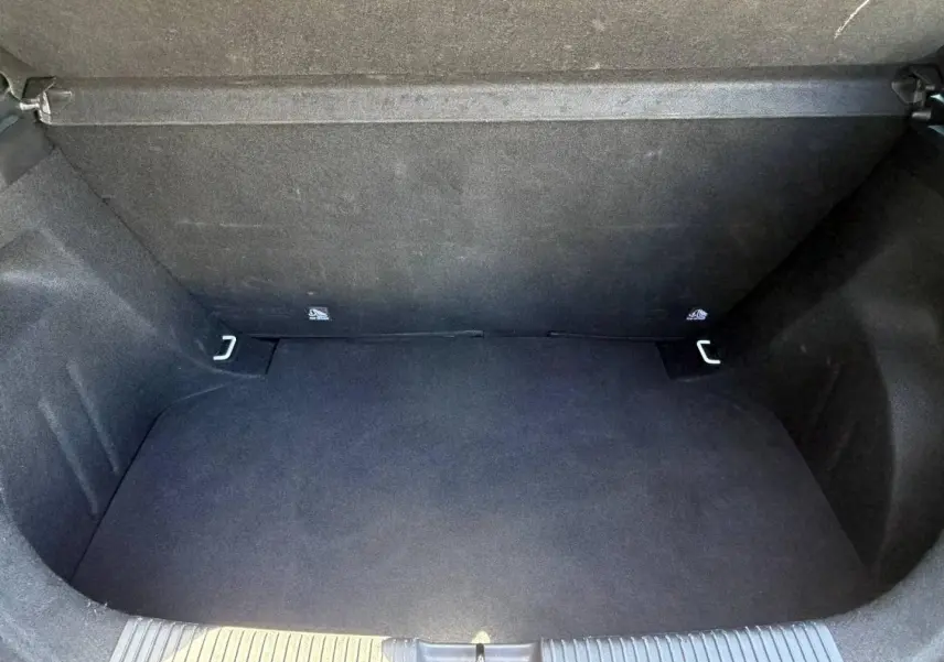 Coffre vide vu de face, intérieur noir avec revêtement tissu, de la MG3 1.5 Hybrid+ 195ch Comfort 2025.