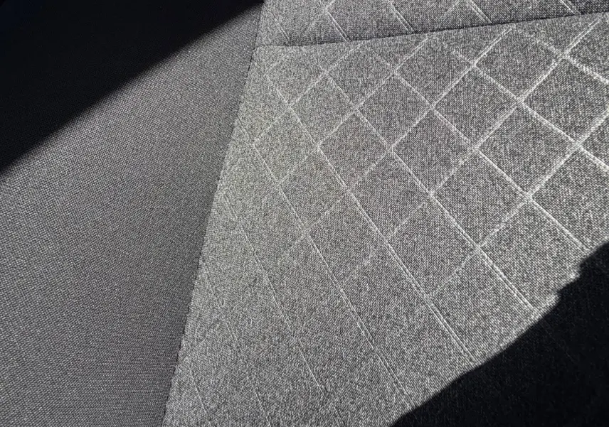 Détail du tissu noir à motif quadrillé du siège avant côté droit de la MG3 1.5 Hybrid+ 195ch Comfort 2025.