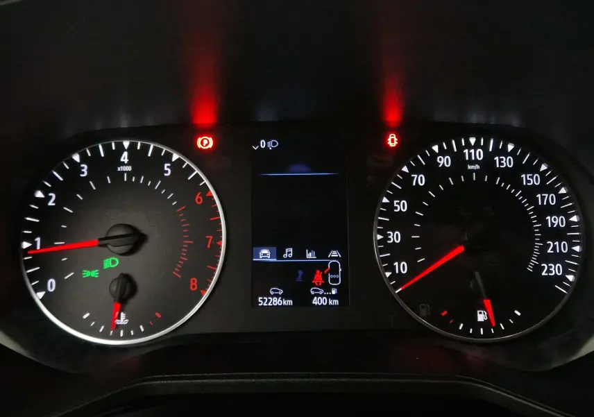 Tableau de bord de Renault Clio V 1.0 TCE 90 Zen 2021 montrant compte-tours, vitesse et écran central avec voyants allumés.