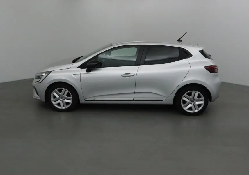 Profil côté gauche d'une Renault Clio V gris platine 2021, compacte et élégante avec des jantes alliage simples.