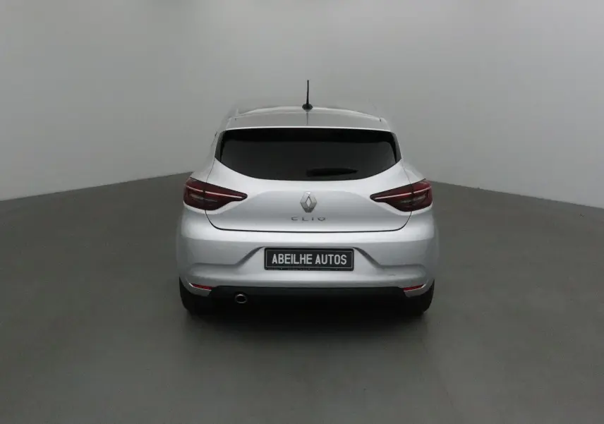 Vue arrière d'une Renault Clio V gris platine 2021 avec feux LED et plaque Abeilhe Autos visible.