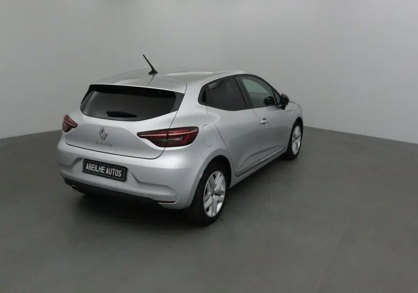 Renault Clio V gris platine vue 3/4 arrière droit, avec vitres teintées et jantes alliage modernes.