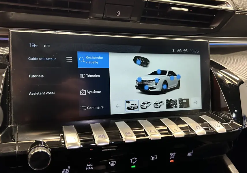 Écran tactile intérieur du Peugeot 508 SW 2024 montrant l'interface de recherche visuelle avec icônes et commandes intégrées.