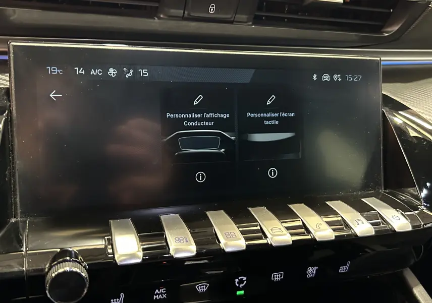 Écran tactile central et commandes piano du tableau de bord du Peugeot 508 SW Gris Artense 2024, vue frontale rapprochée.