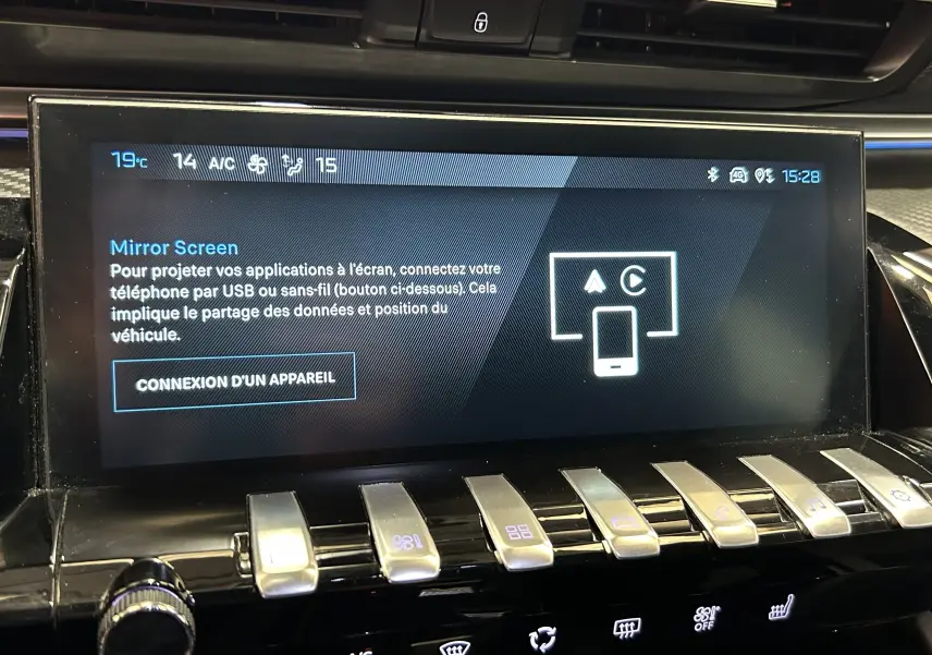 Écran tactile central du tableau de bord de la Peugeot 508 SW 2024, affichant la fonction Mirror Screen et commandes climatisation.