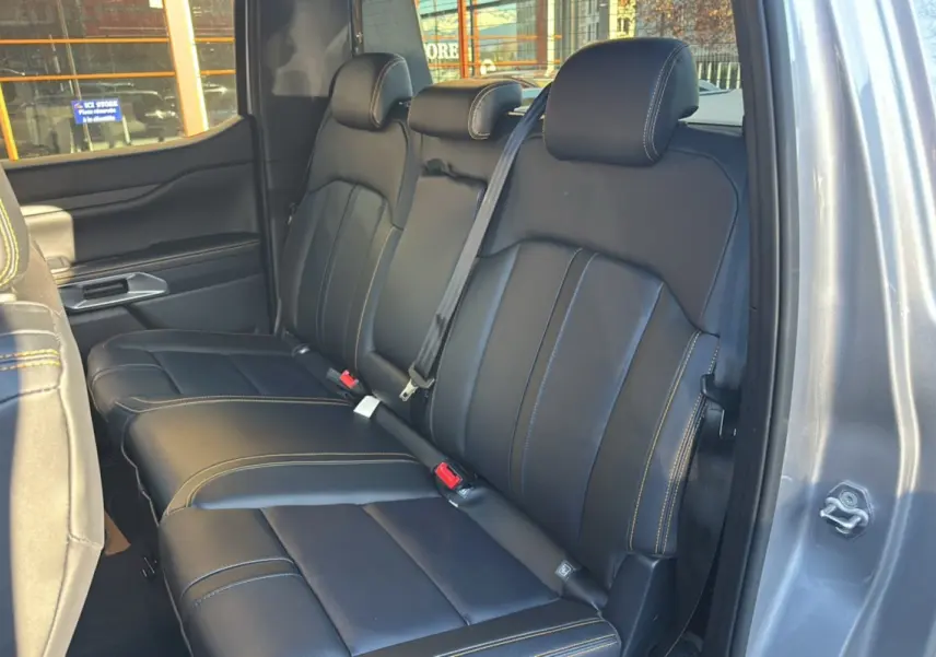 Vue intérieure sur la banquette arrière en cuir noir avec surpiqûres jaunes du Ford Ranger gris iconic 2026.