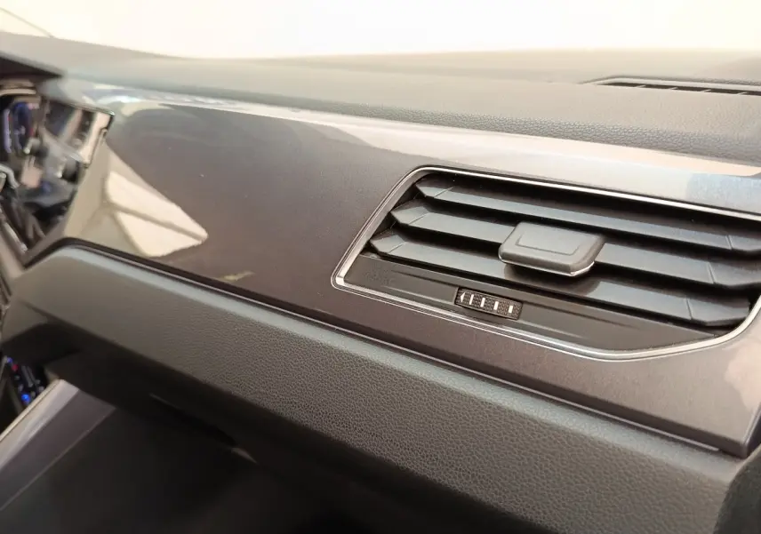Tableau de bord gris foncé du Volkswagen Taigo 1.5 TSI 150 DSG Style, vue rapprochée sur la sortie d'air droite.