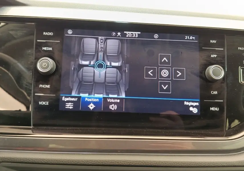 Vue rapprochée de l'écran tactile central du Volkswagen Taigo 2023, affichant le réglage de position sonore.