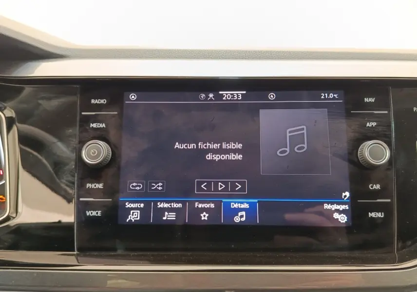 Écran tactile central du Volkswagen Taigo 2023 affichant un menu multimédia, entouré de boutons noirs.