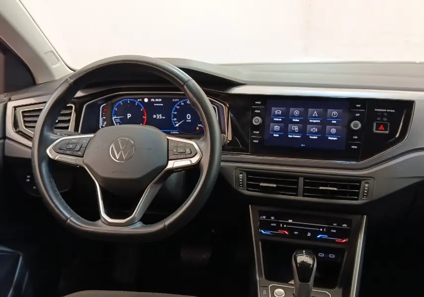 Vue intérieure frontale du tableau de bord et volant cuir noir du Volkswagen Taigo 1.5 TSI 150 DSG Style 2023.