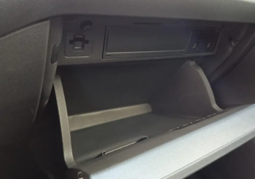 Gant de boîte à gants ouvert en plastique noir dans l’habitacle du Volkswagen Taigo 1.5 TSI 150 DSG Style 2023.