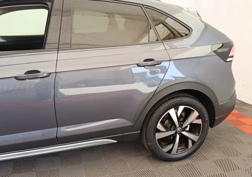 Vue latérale droite sur la partie arrière d’un Volkswagen Taigo gris foncé avec jante alliage et feux arrière LED.