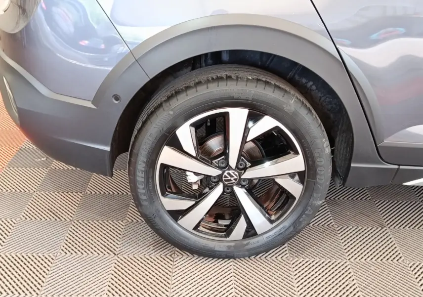 Gros plan sur la roue arrière droite gris foncé du Volkswagen Taigo 1.5 TSI 150 DSG Style avec jante alliage bicolore.