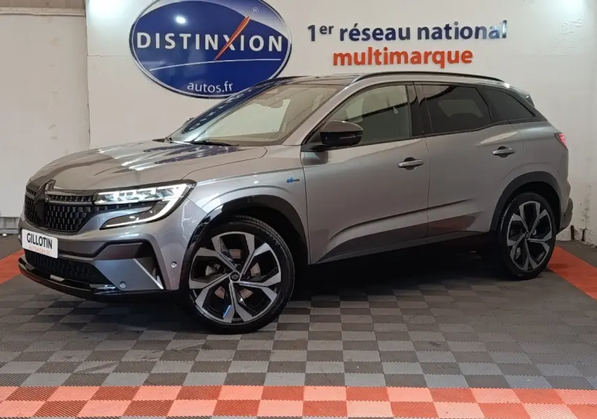 Renault Austral gris clair en vue latérale droite, avec jantes distinctives et calandre moderne éclairée à LED.