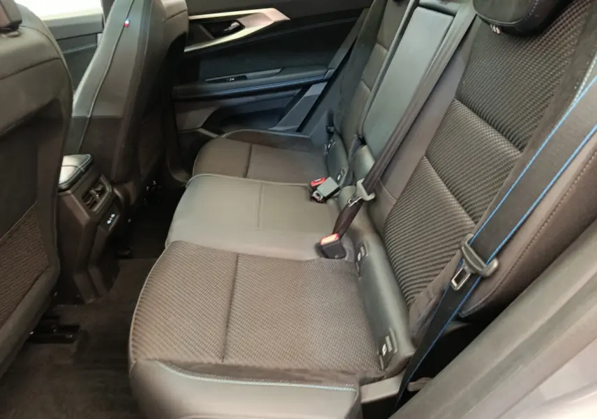 Vue côté droit de la banquette arrière noire avec surpiqûres bleues du Renault Austral Iconic Esprit Alpine 2024.