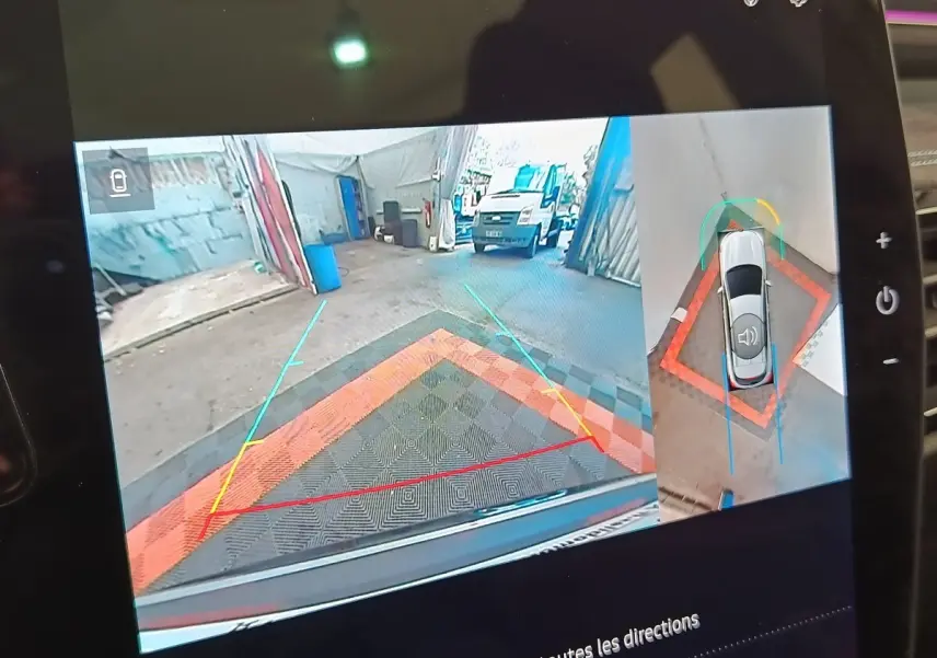 Affichage de la caméra 360° du Renault Austral gris clair, vue arrière avec lignes de guidage pour le stationnement.