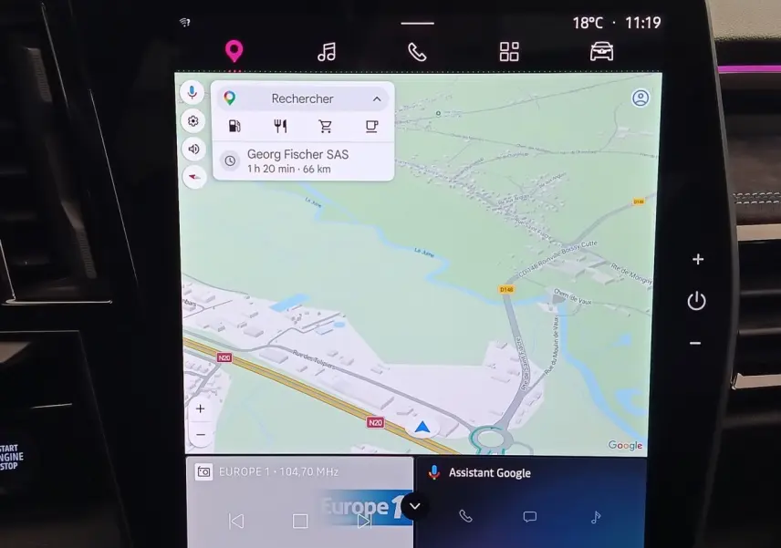 Écran tactile central du tableau de bord du Renault Austral gris clair, affichant la navigation GPS avec interface Google Maps.