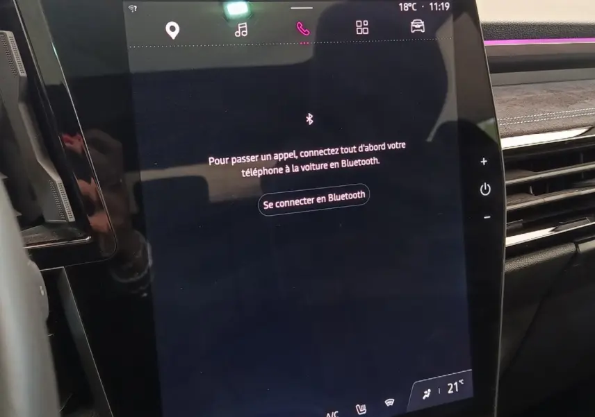 Écran tactile central noir affichant la connexion Bluetooth dans l'habitacle du Renault Austral gris clair 2024.