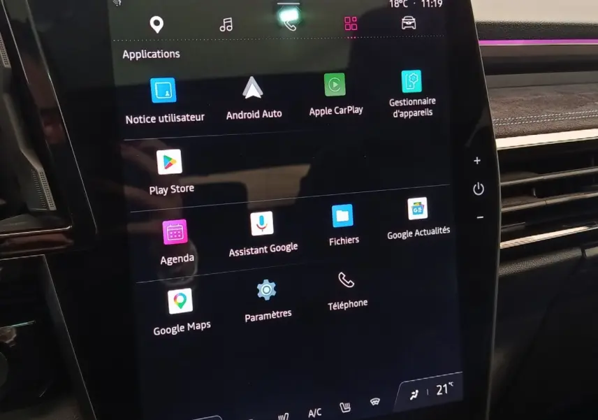 Écran tactile central de la Renault Austral 2024 affichant les applications Android Auto et Apple CarPlay, intérieur noir.