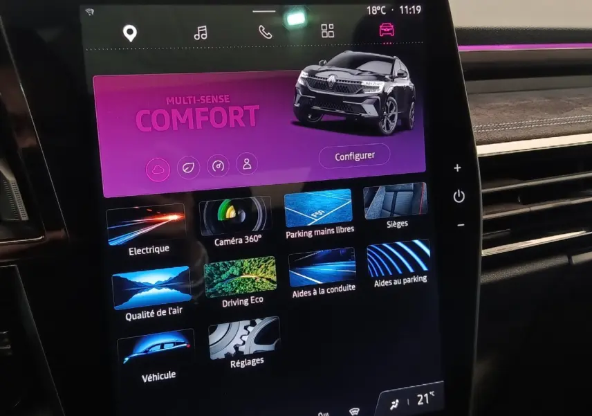 Écran tactile central du Renault Austral 2024 affichant le mode confort avec une image du SUV noir en 3/4 avant.