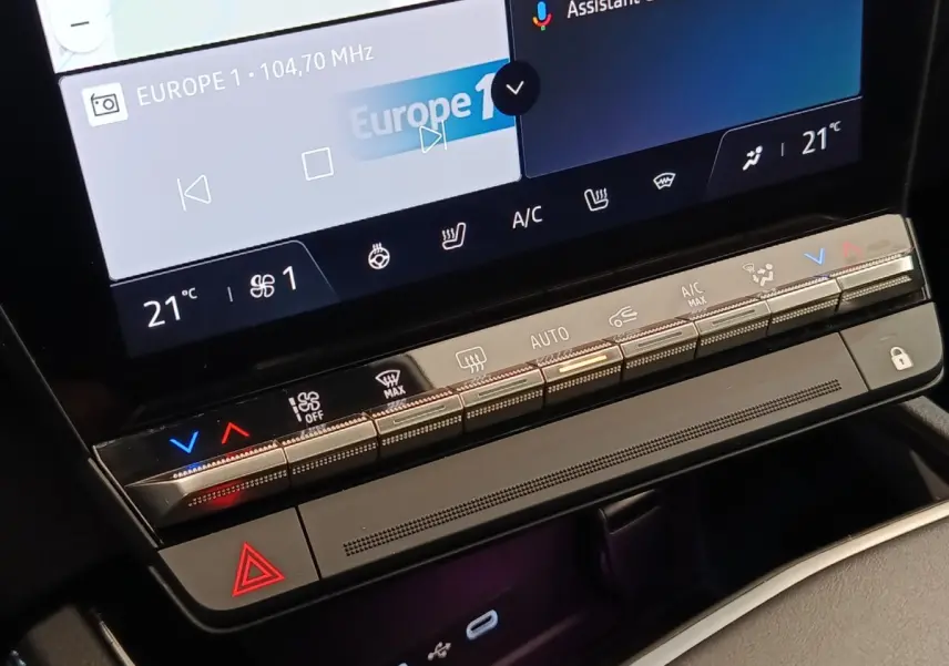 Détail de la console centrale tactile du Renault Austral gris clair, avec commandes climatisation et écran multifonctions.