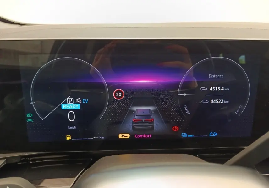Affichage numérique du combiné d'instruments du Renault Austral gris clair, avec indication mode confort et vitesse zéro.